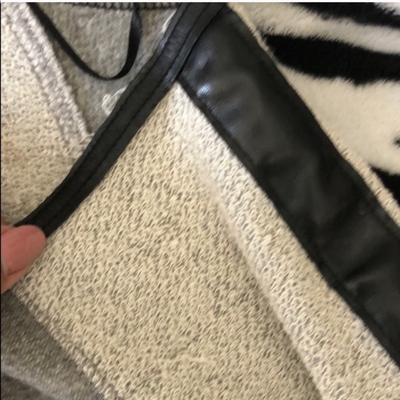 Distressed sweater - Picture 3 of 5